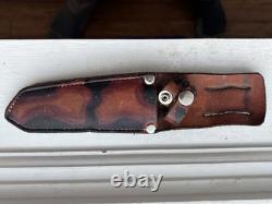 Robi Klaas Rare Vintage Vintage Fixed Blade Hunting Knife Etched Motif Sheath
